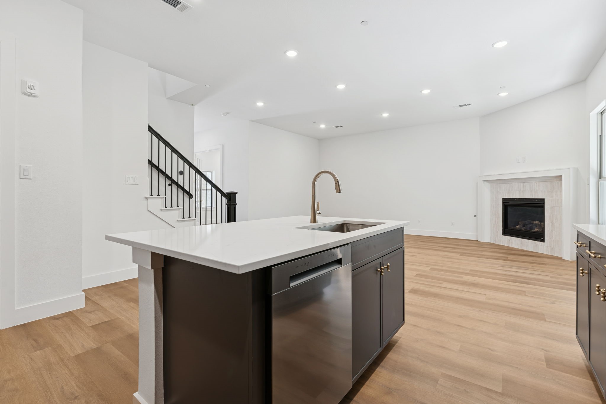 452 Waters Edge Drive 823