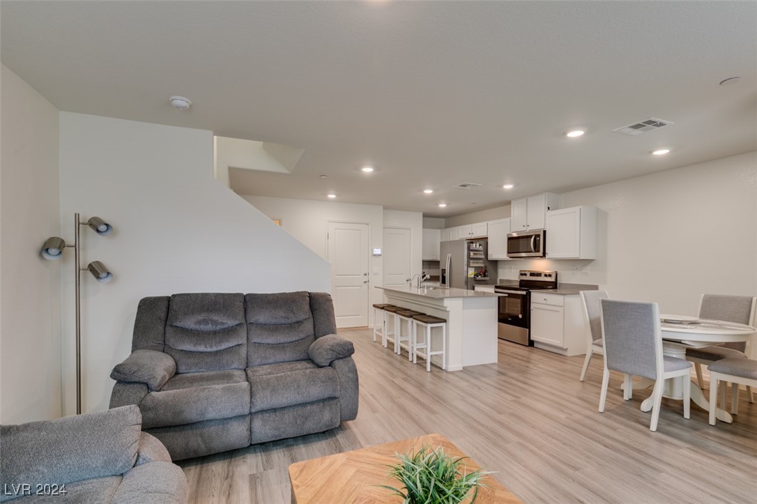 6924 Stratham Hill Street