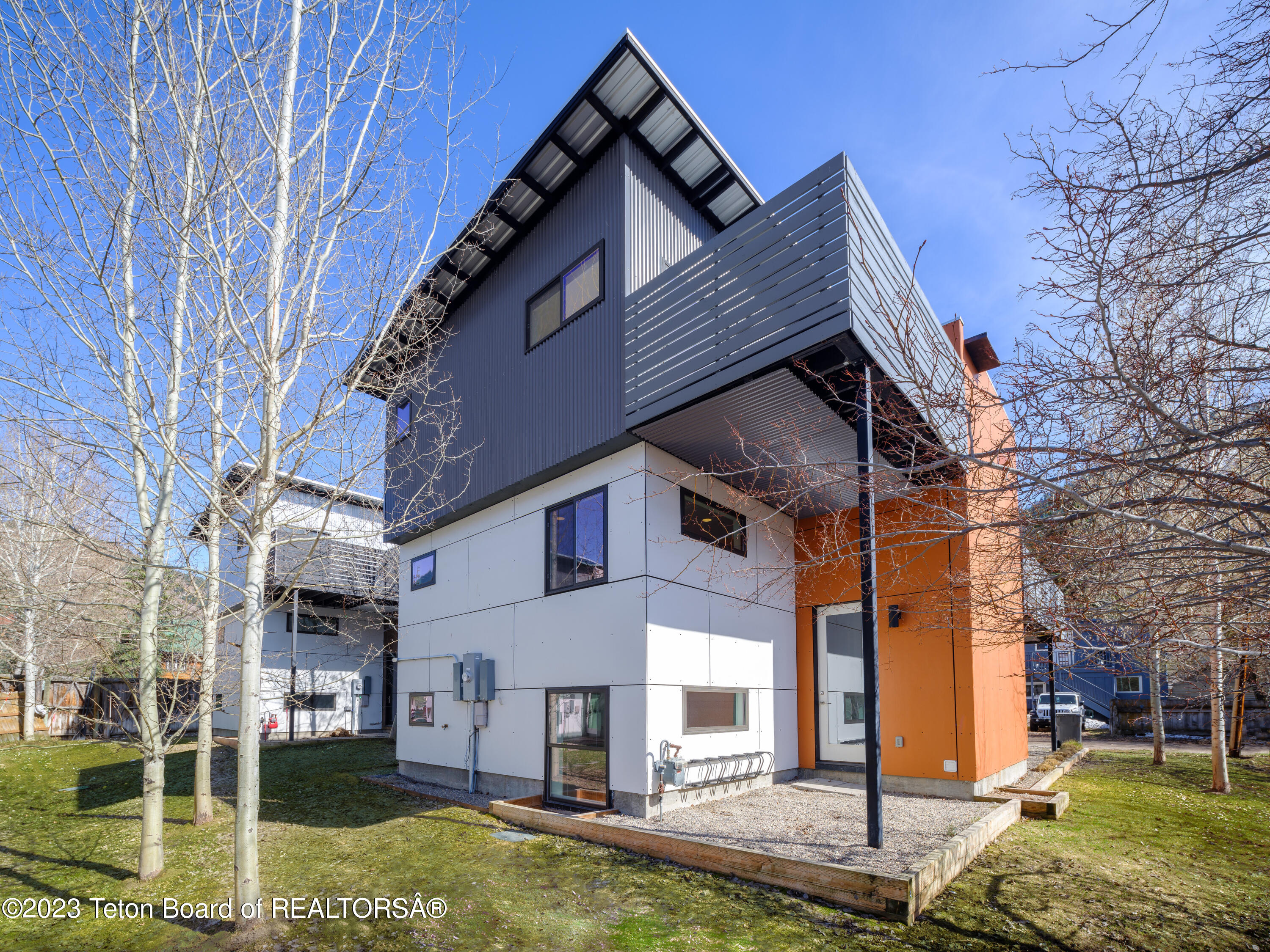 526 E HALL Avenue