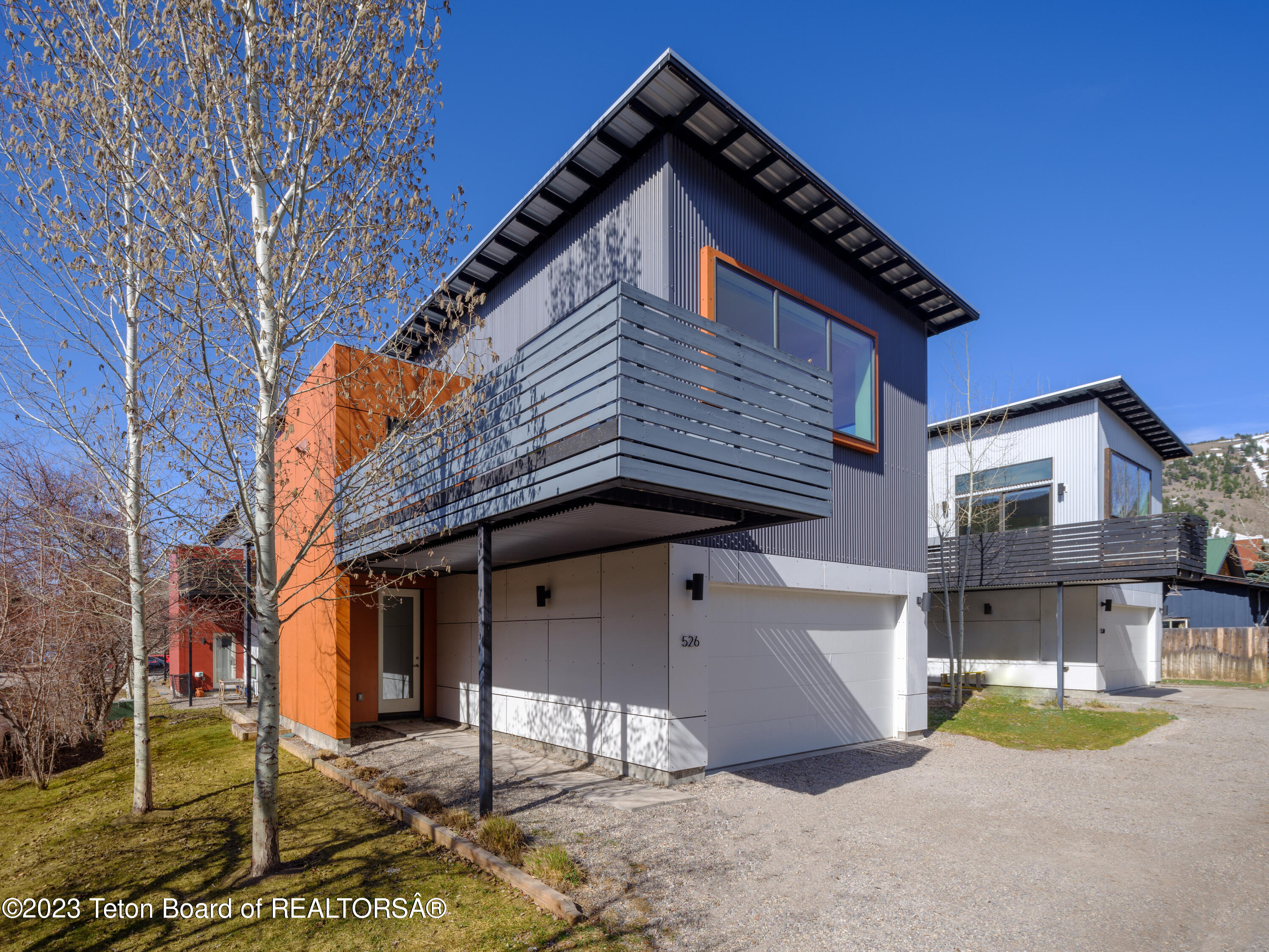 526 E HALL Avenue