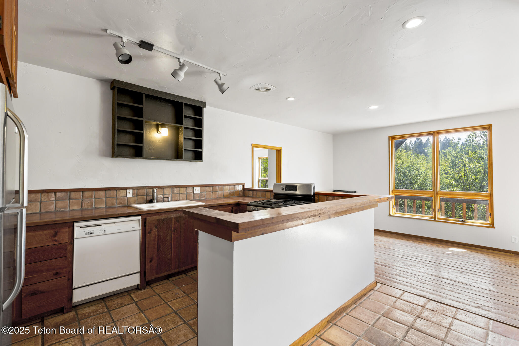 2077 HIGHLAND Way