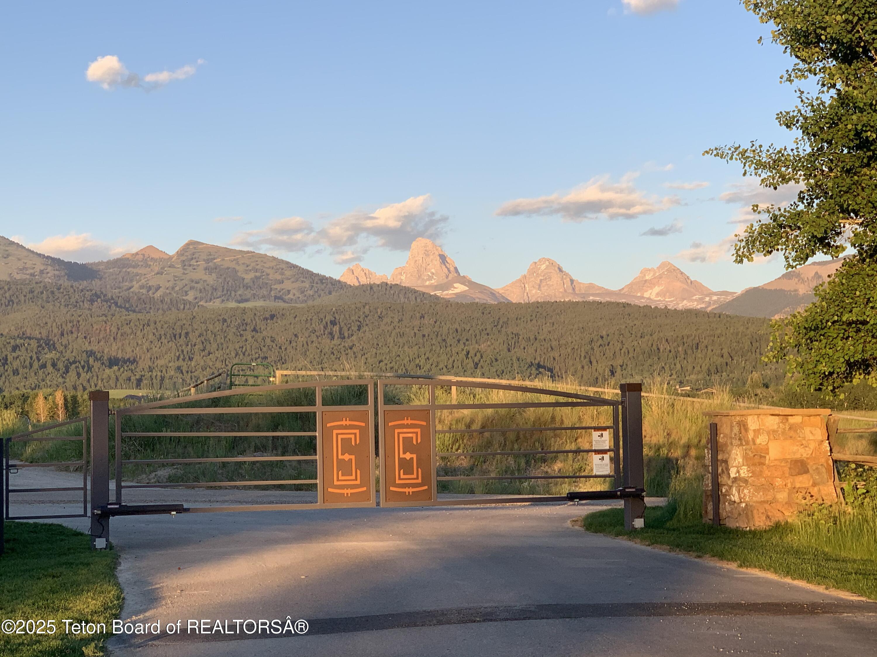 2410/2415 SNOW CREST RANCH DRIVE