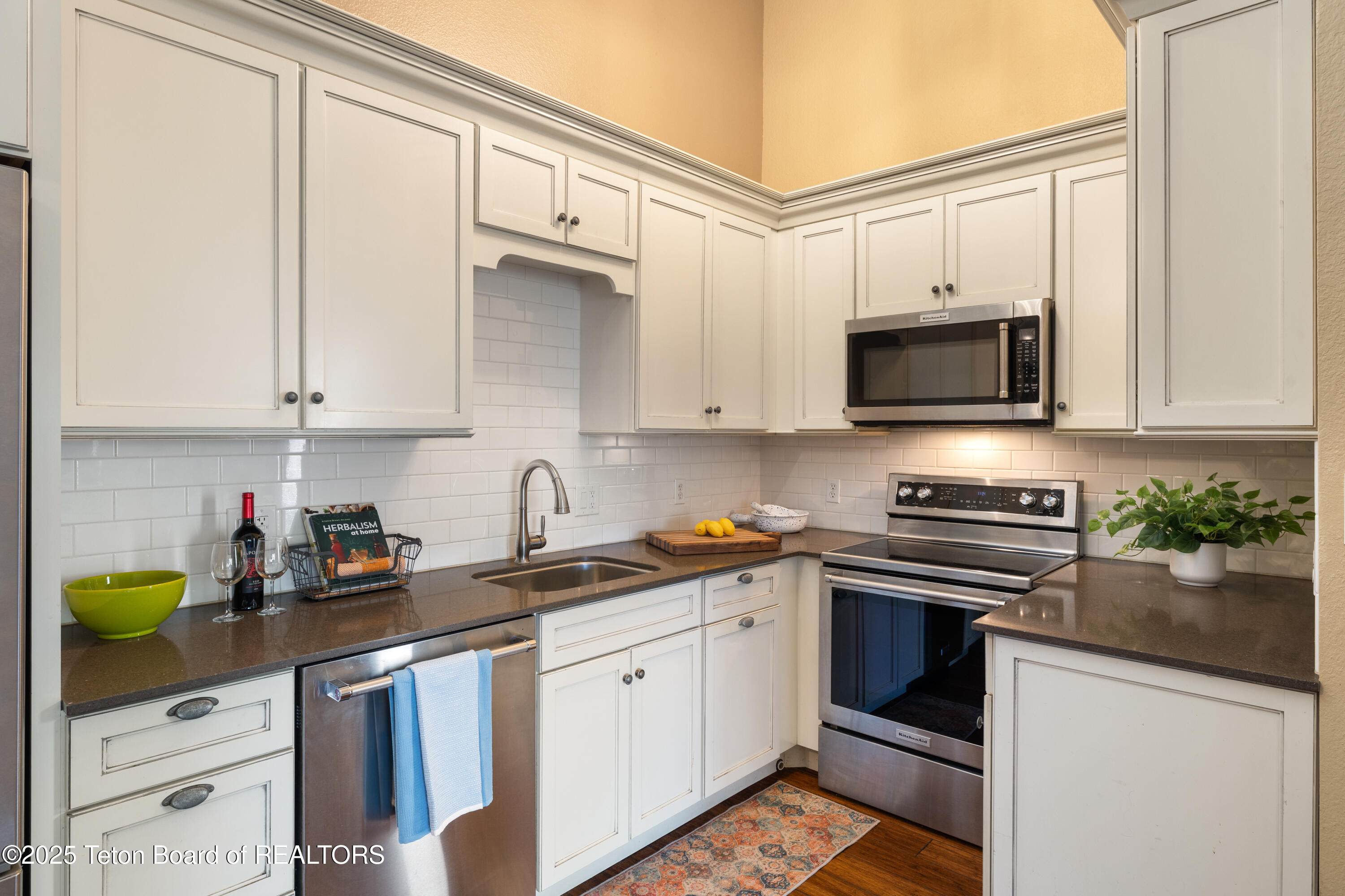 355 W DELONEY Avenue D-6