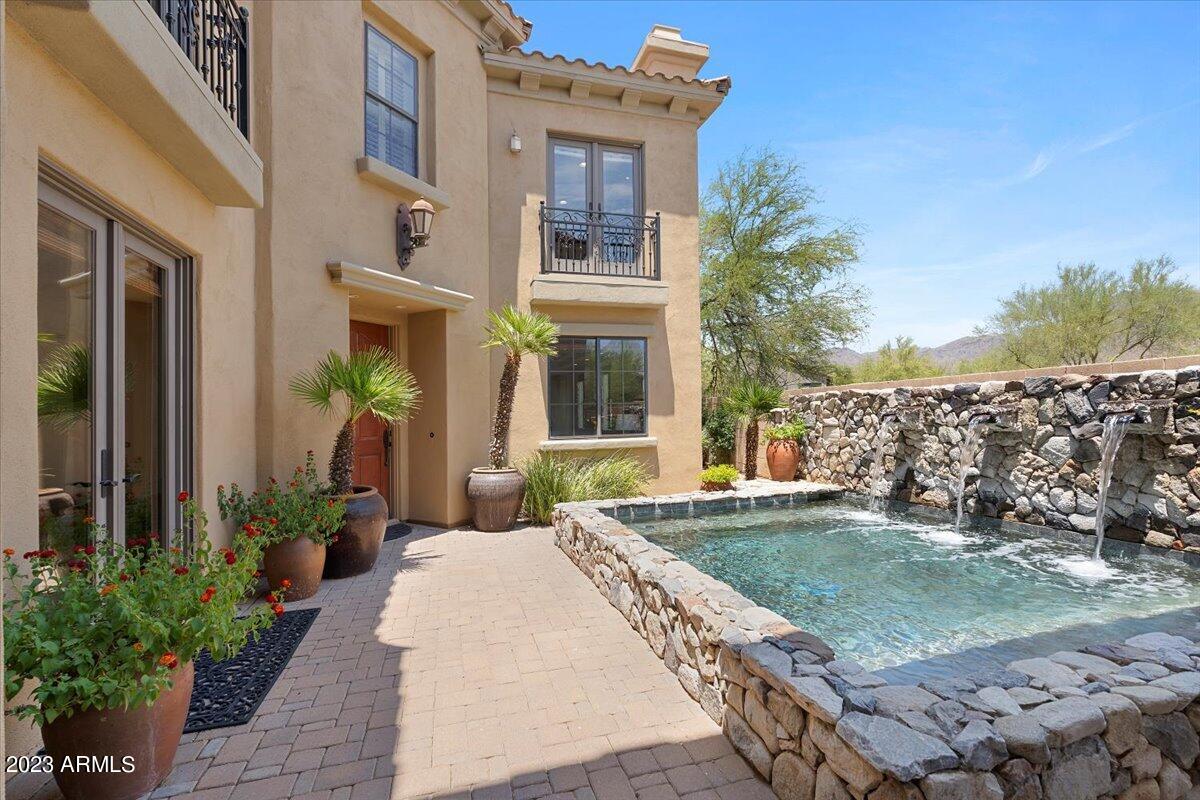 9832 E EDGESTONE Drive
