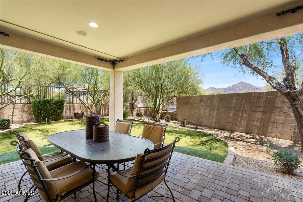 9832 E EDGESTONE Drive