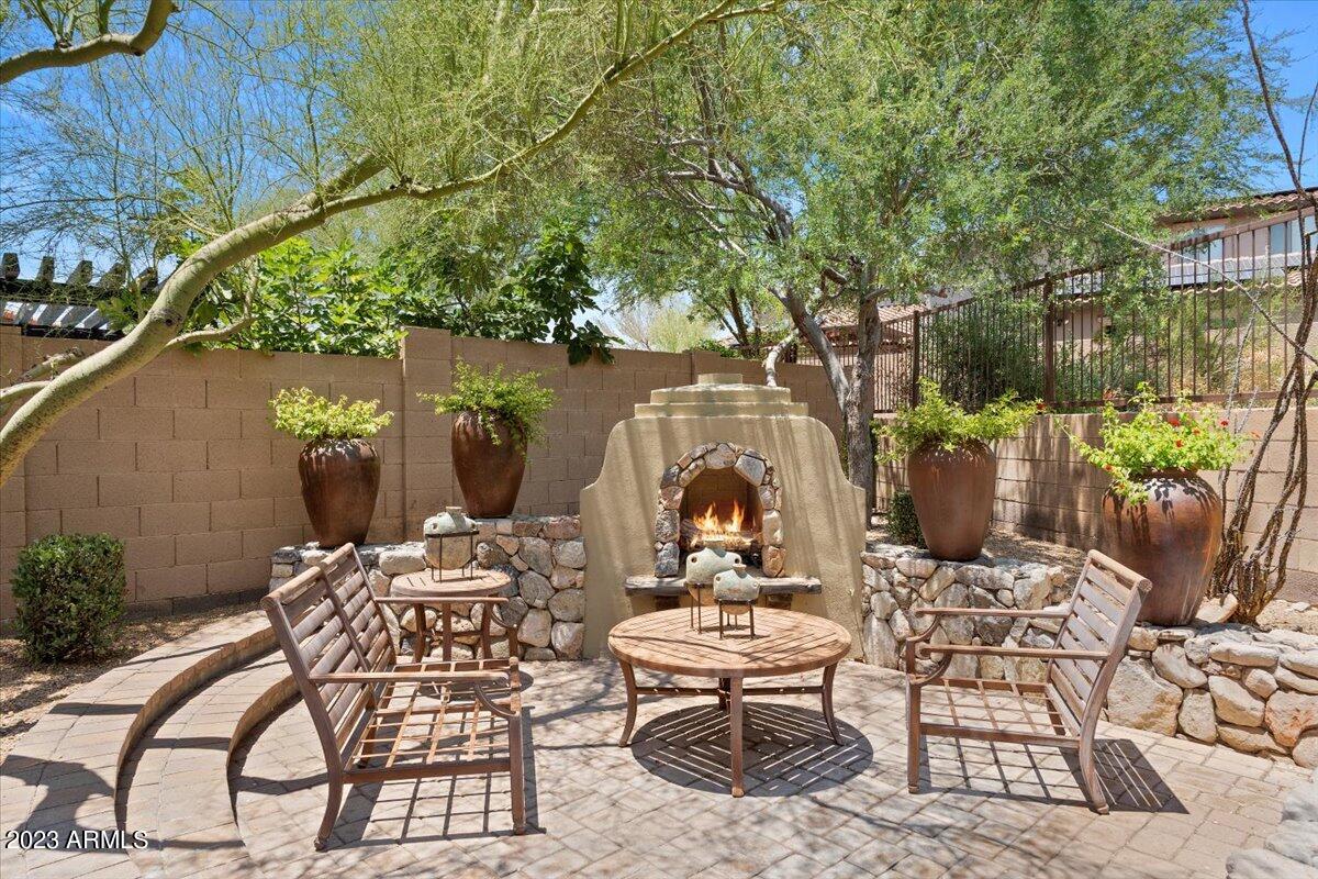 9832 E EDGESTONE Drive