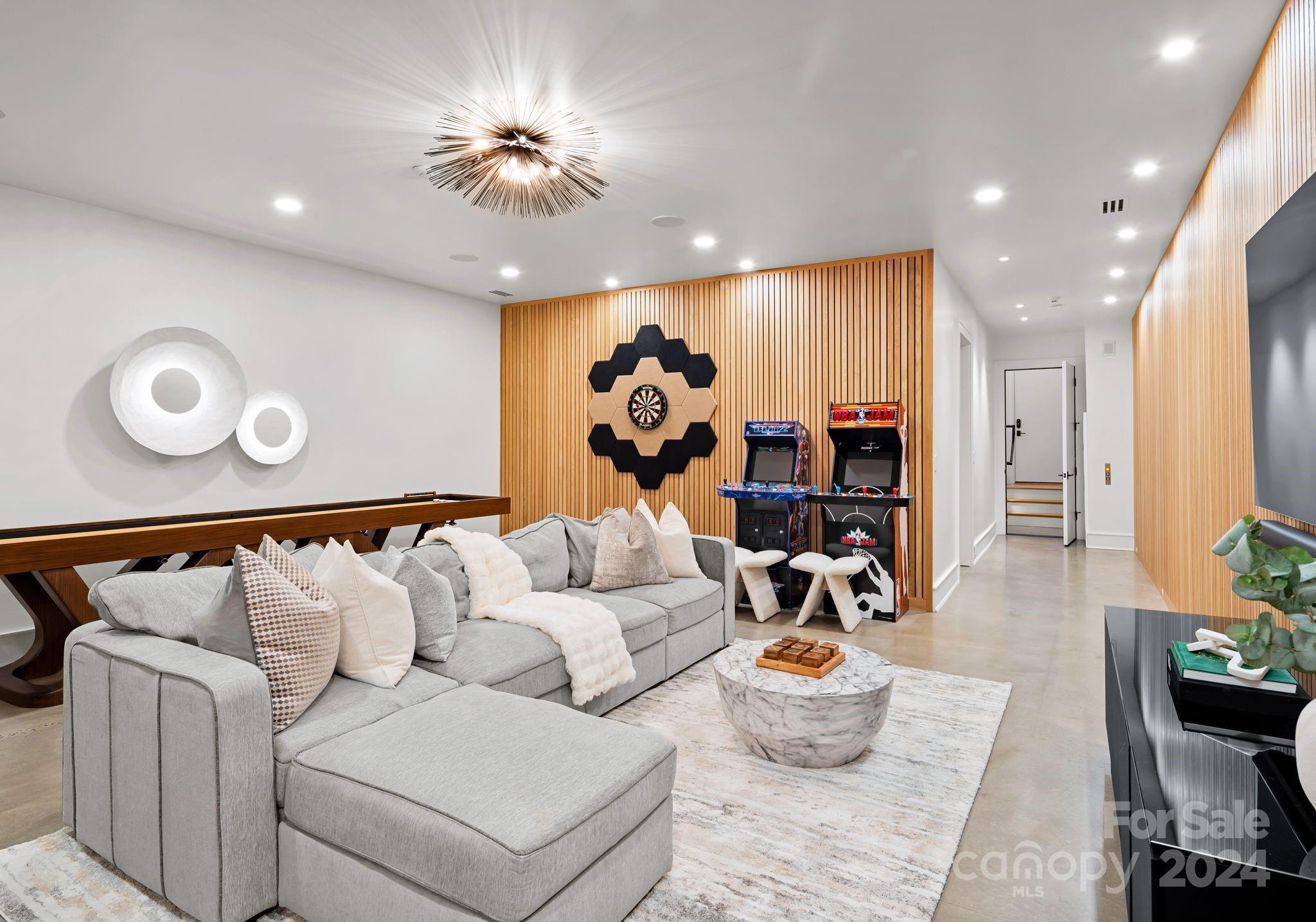 2715 Loch Lane