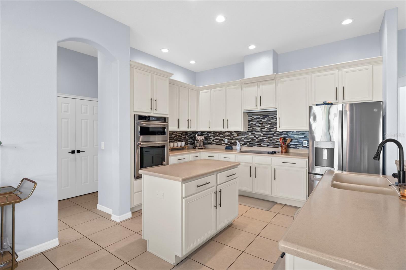619 LARGOVISTA DR