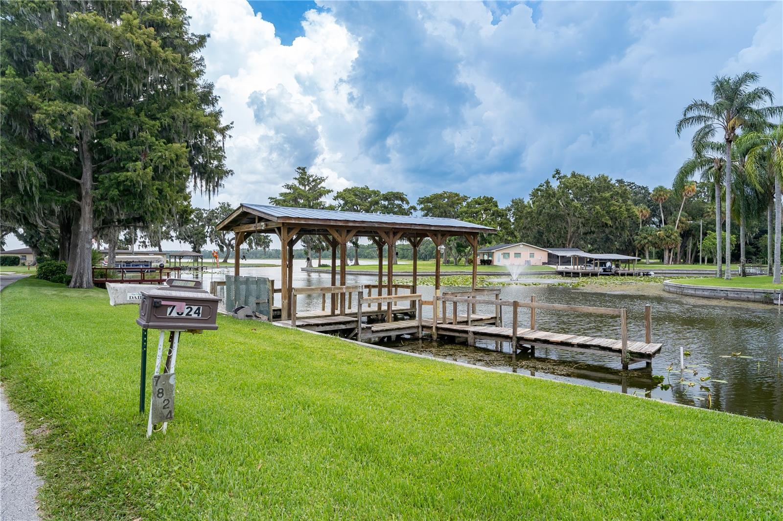 7824 LIVE OAK LN