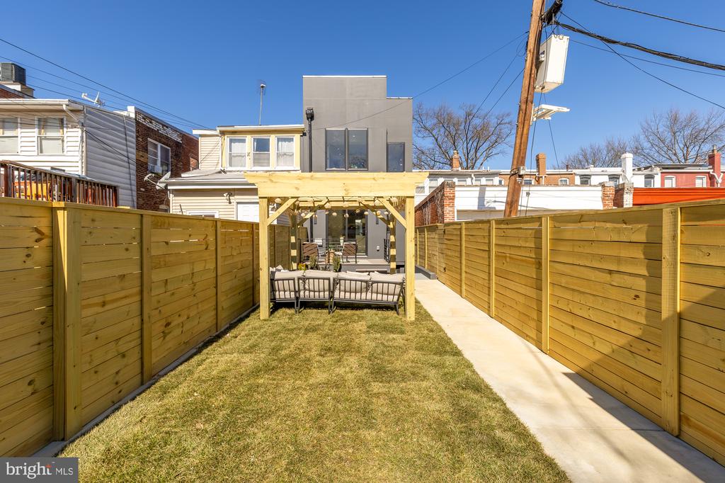 518 Kenyon St NW