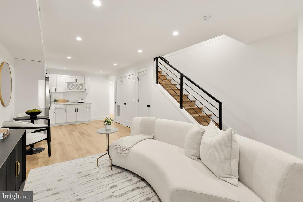 518 Kenyon St NW
