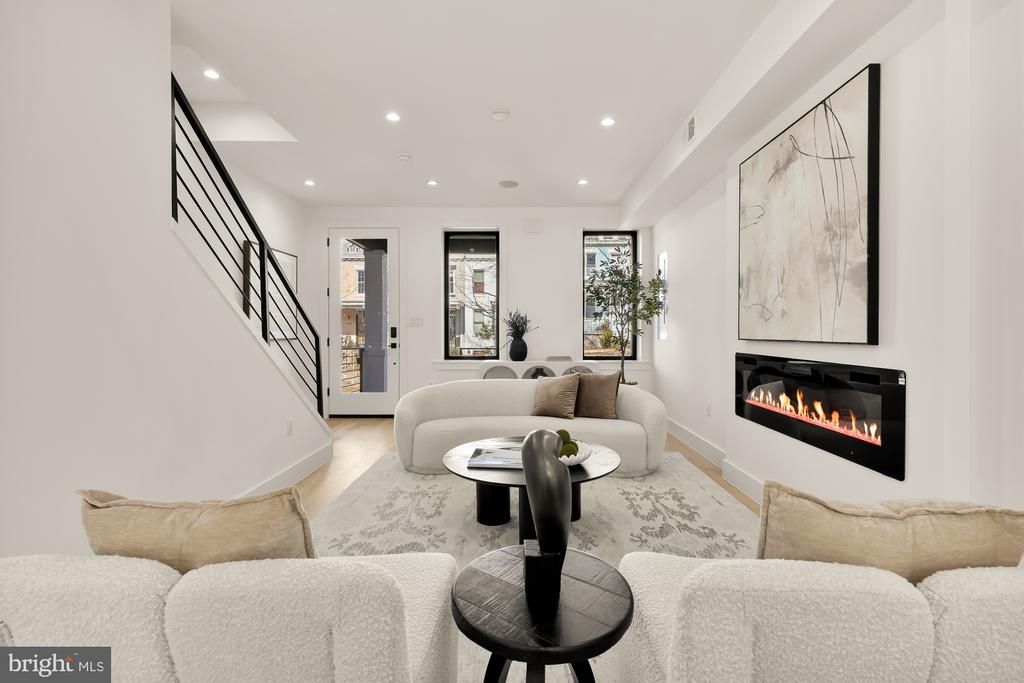 518 Kenyon St NW