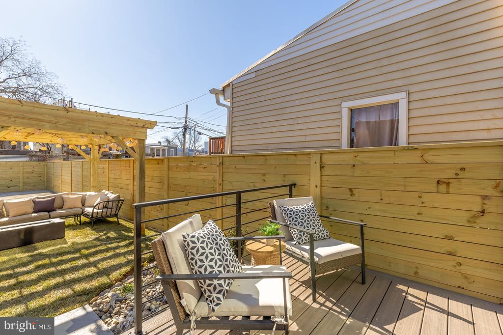 518 Kenyon St NW