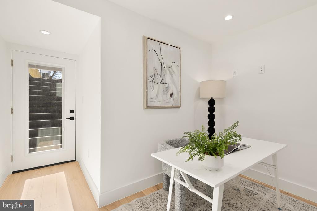 518 Kenyon St NW
