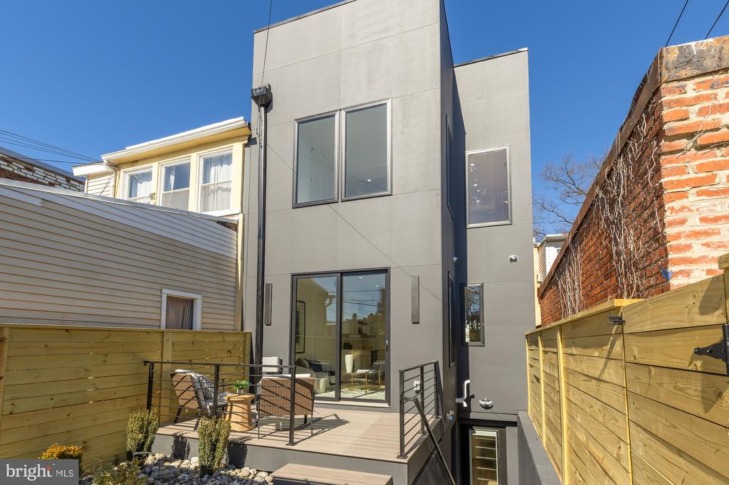 518 Kenyon St NW