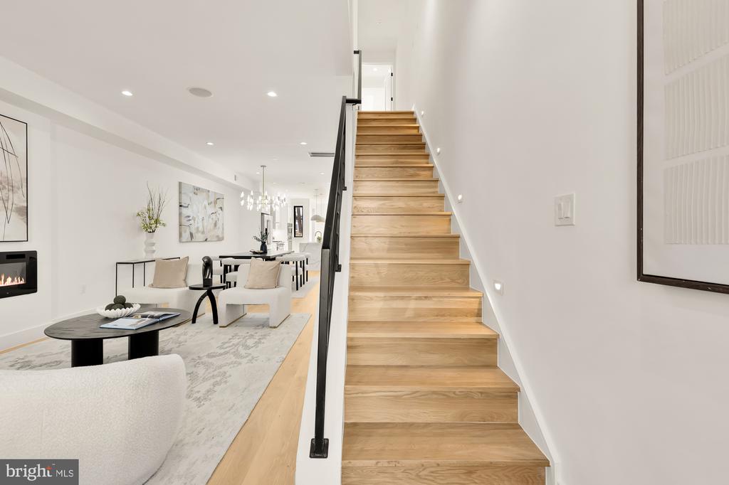 518 Kenyon St NW
