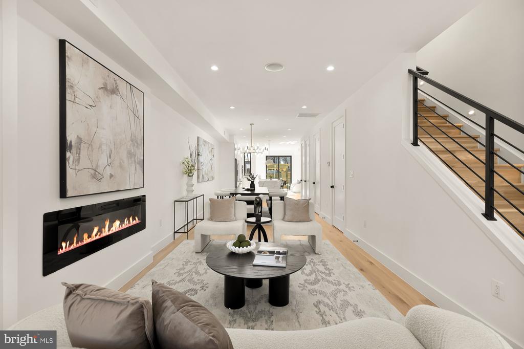 518 Kenyon St NW