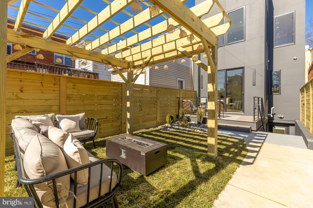 518 Kenyon St NW