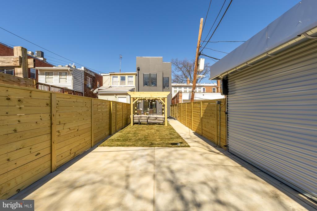 518 Kenyon St NW