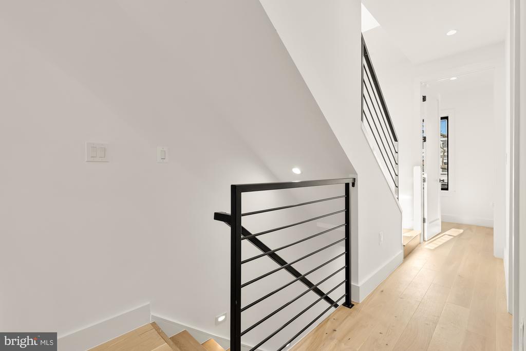 518 Kenyon St NW