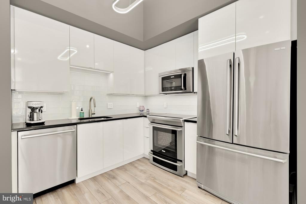 460 New York Ave NW #206