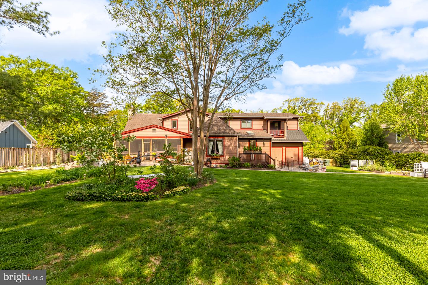 2205 Ivor Ln