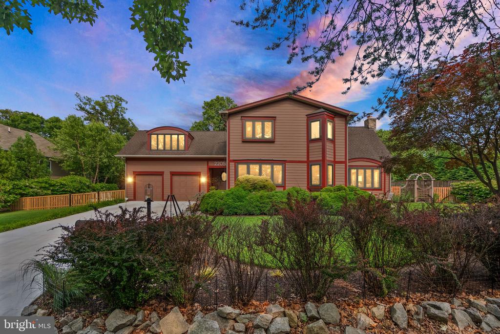 2205 Ivor Ln