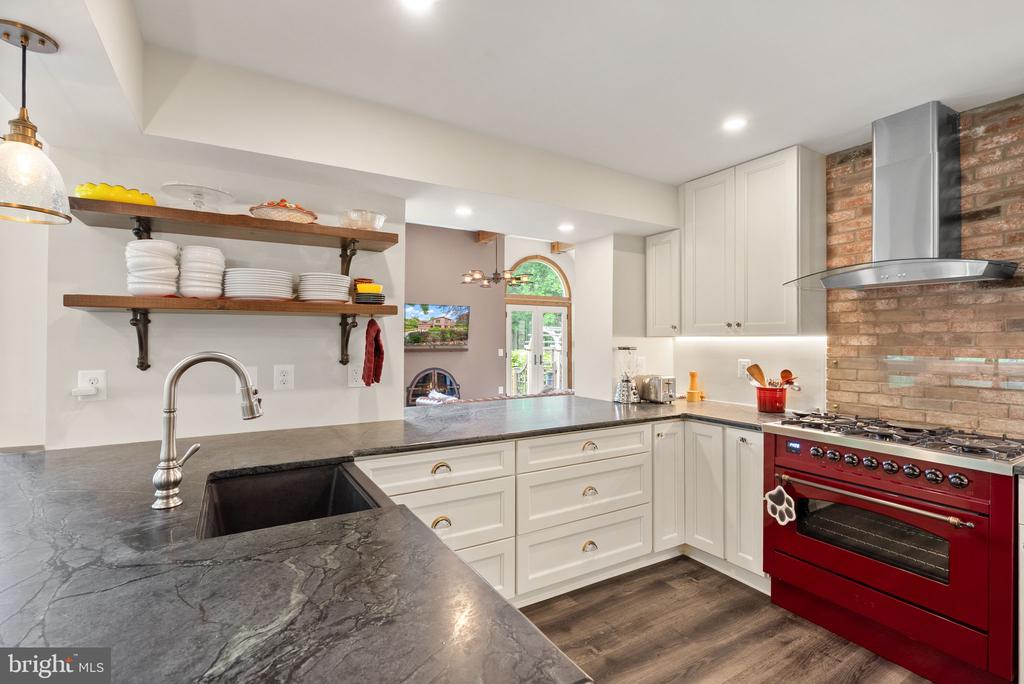 2205 Ivor Ln