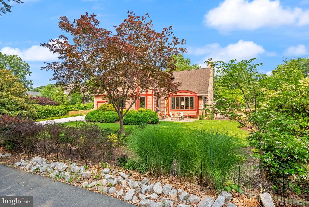 2205 Ivor Ln