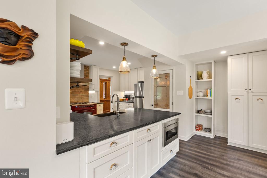 2205 Ivor Ln