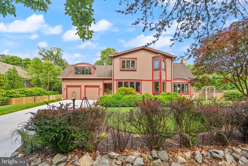 2205 Ivor Ln