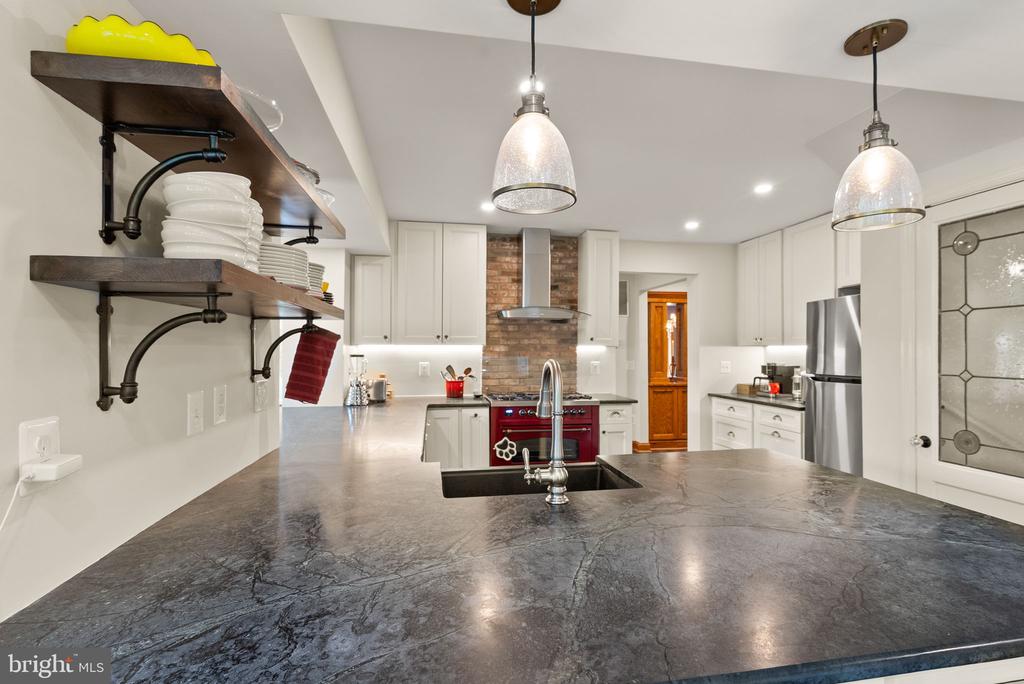 2205 Ivor Ln