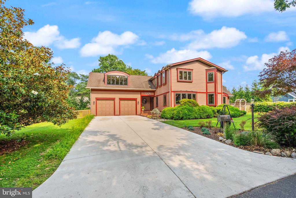 2205 Ivor Ln