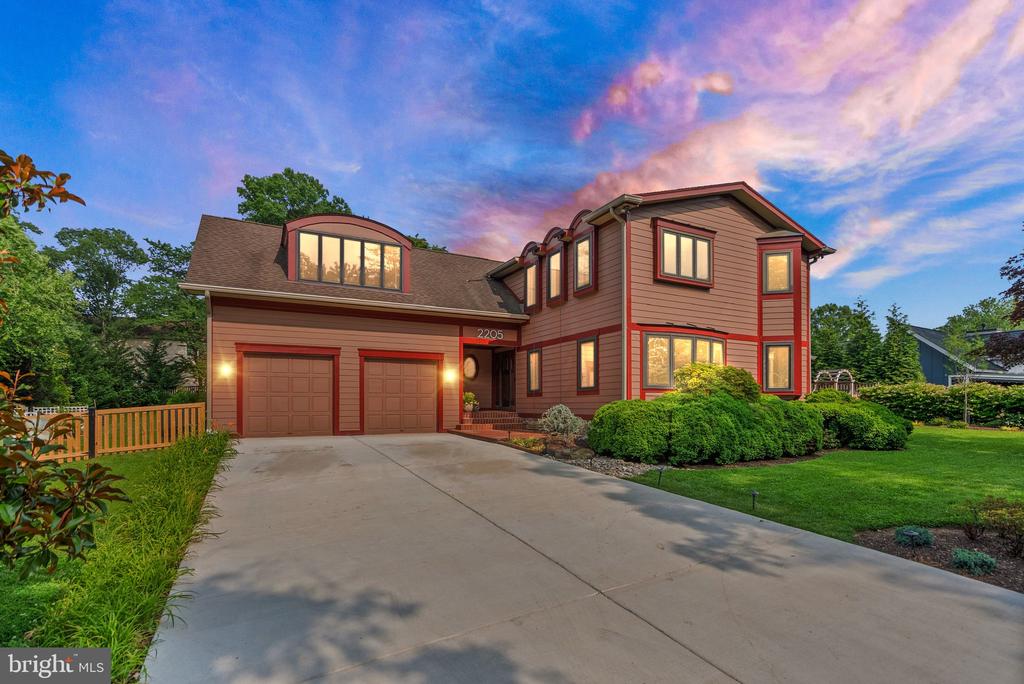2205 Ivor Ln
