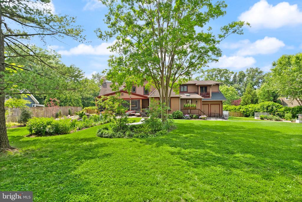 2205 Ivor Ln