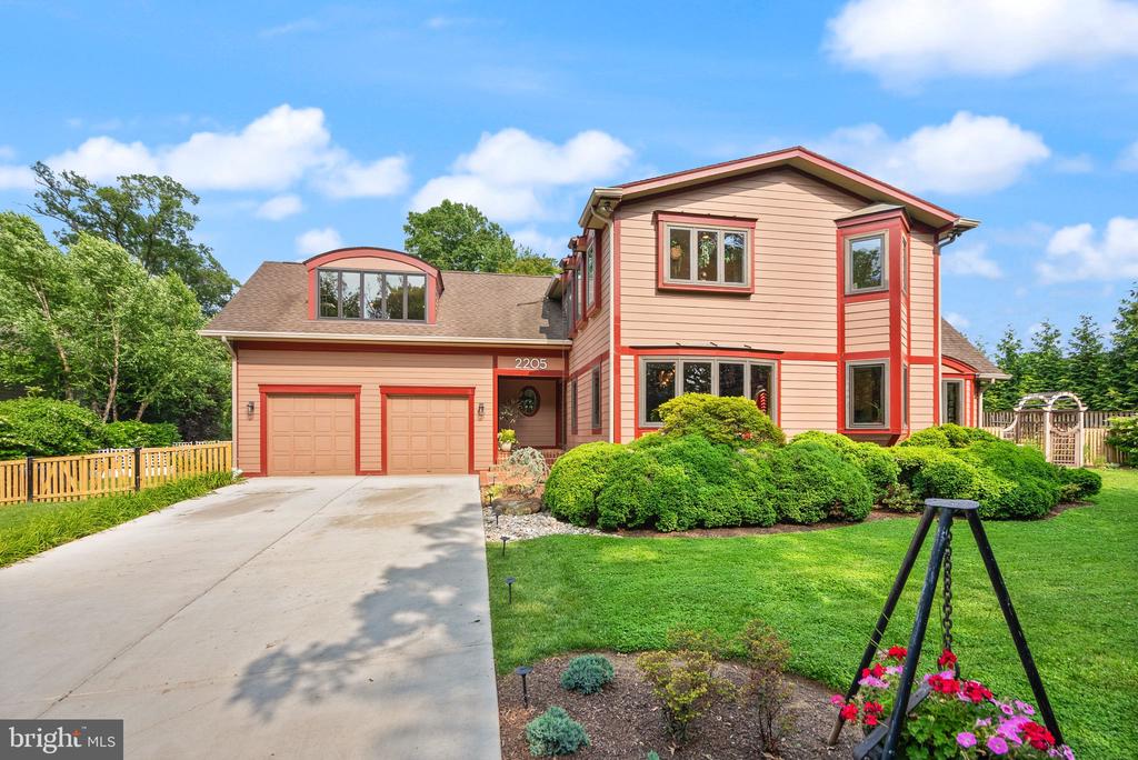 2205 Ivor Ln