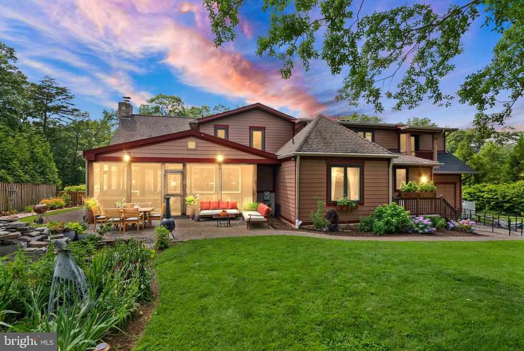 2205 Ivor Ln
