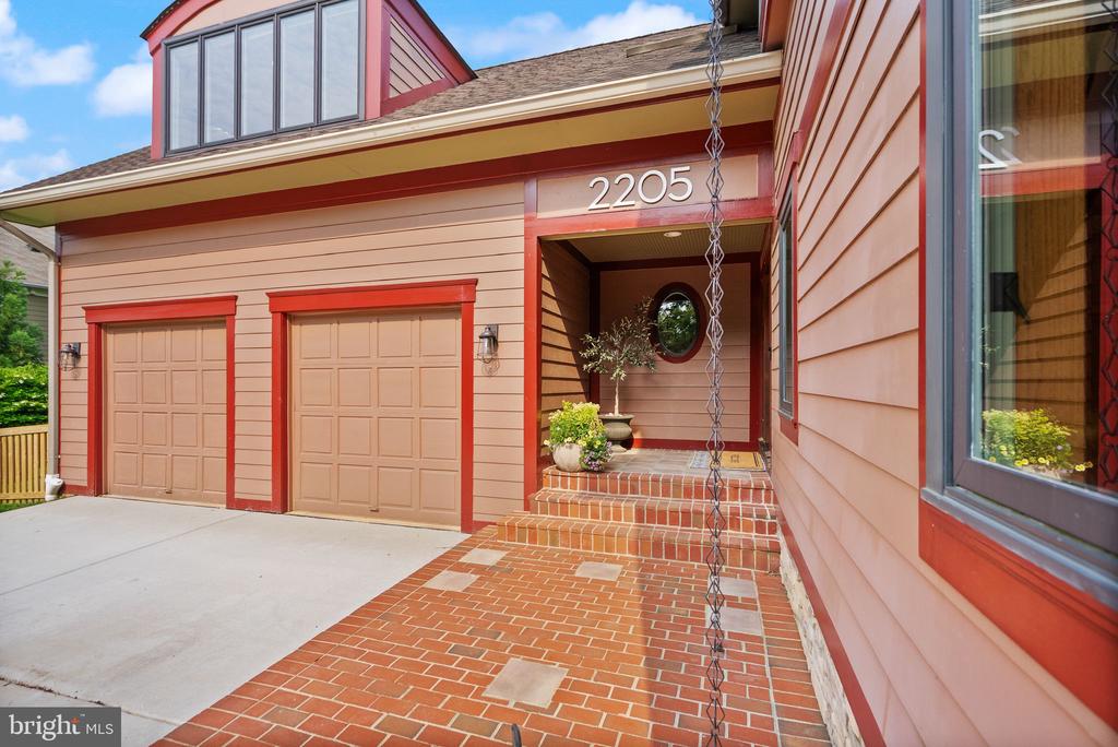 2205 Ivor Ln