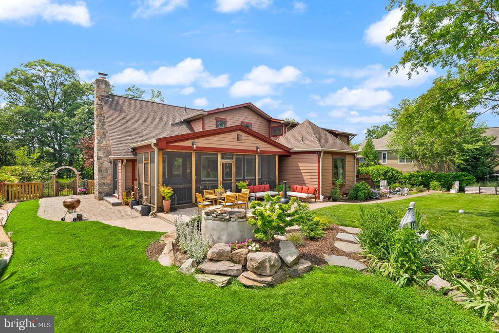 2205 Ivor Ln