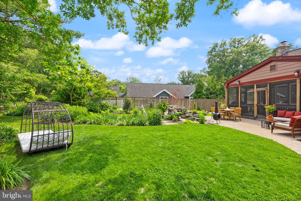 2205 Ivor Ln