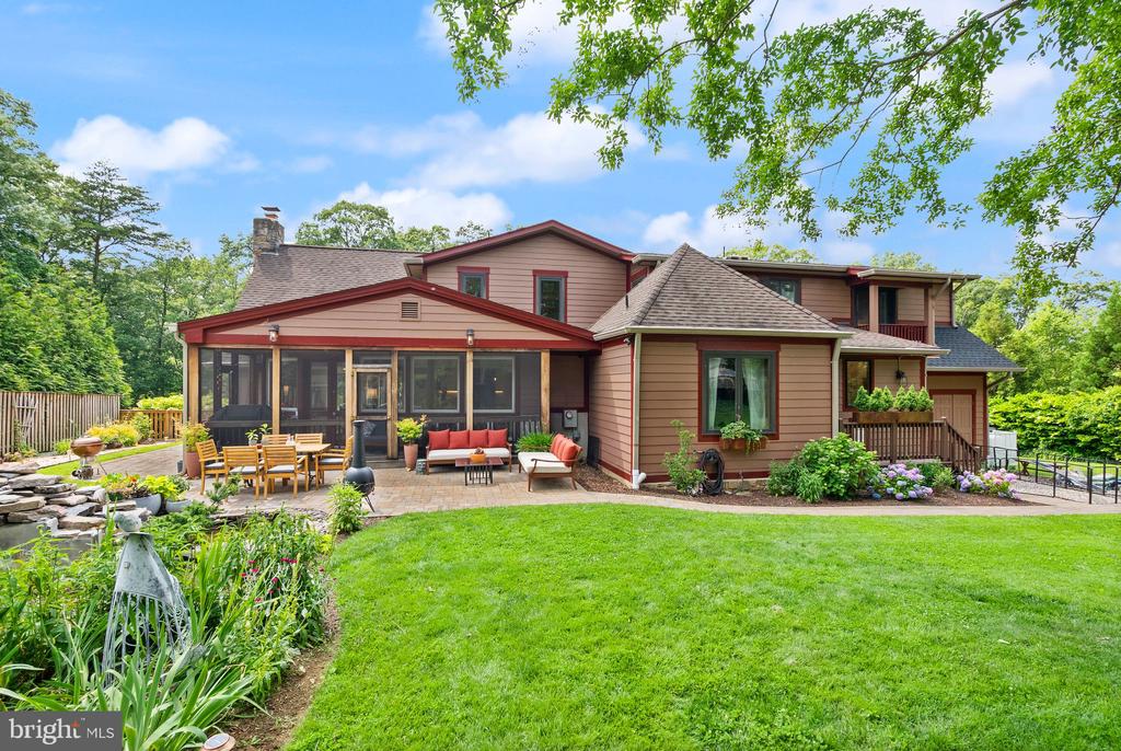 2205 Ivor Ln