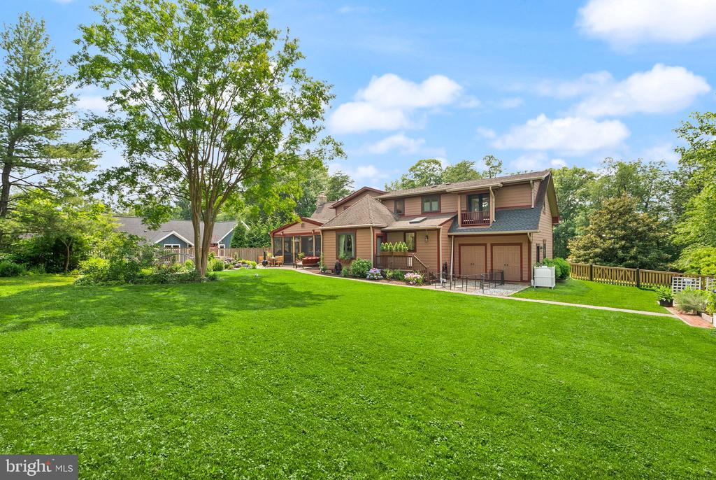 2205 Ivor Ln