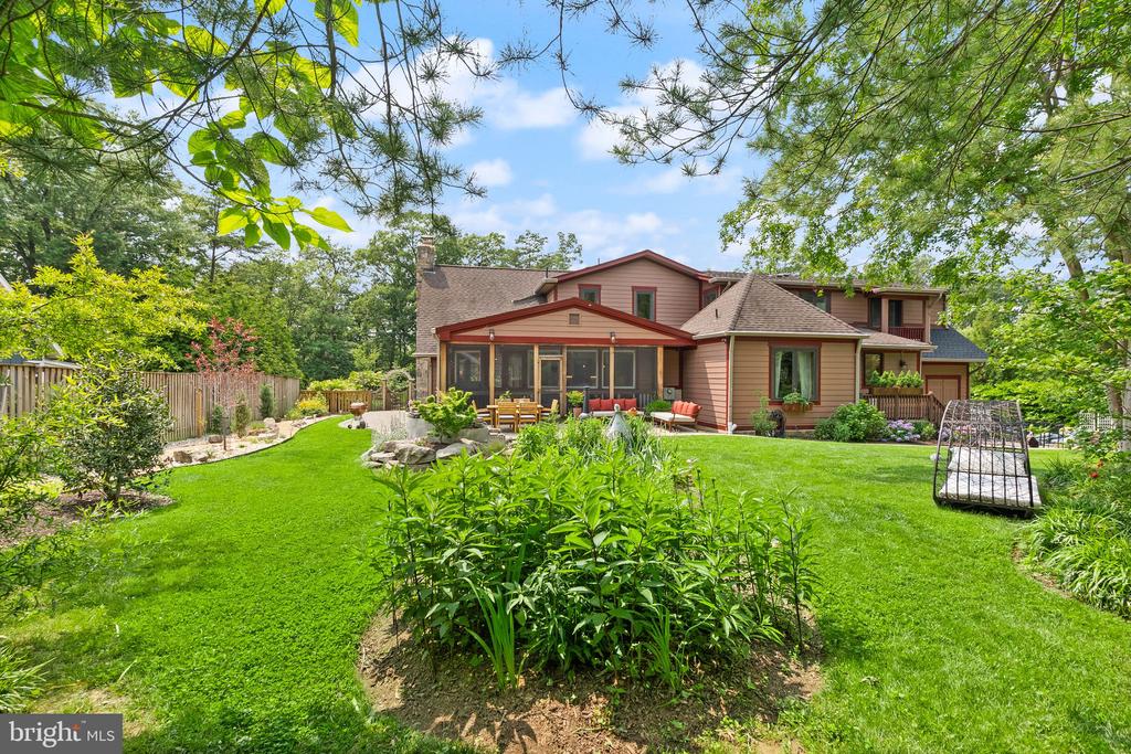 2205 Ivor Ln
