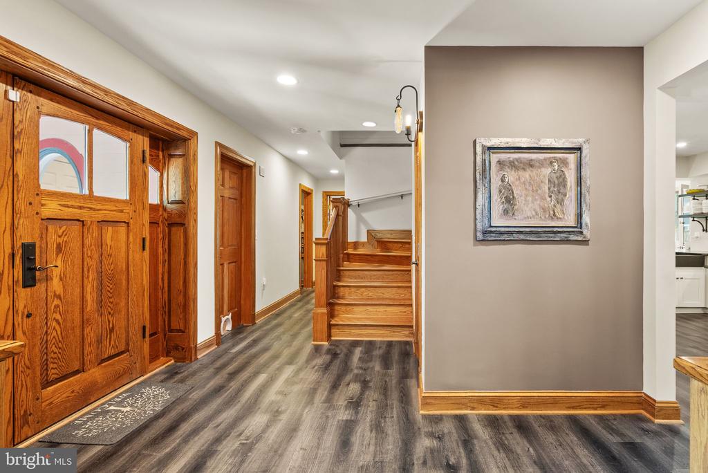 2205 Ivor Ln