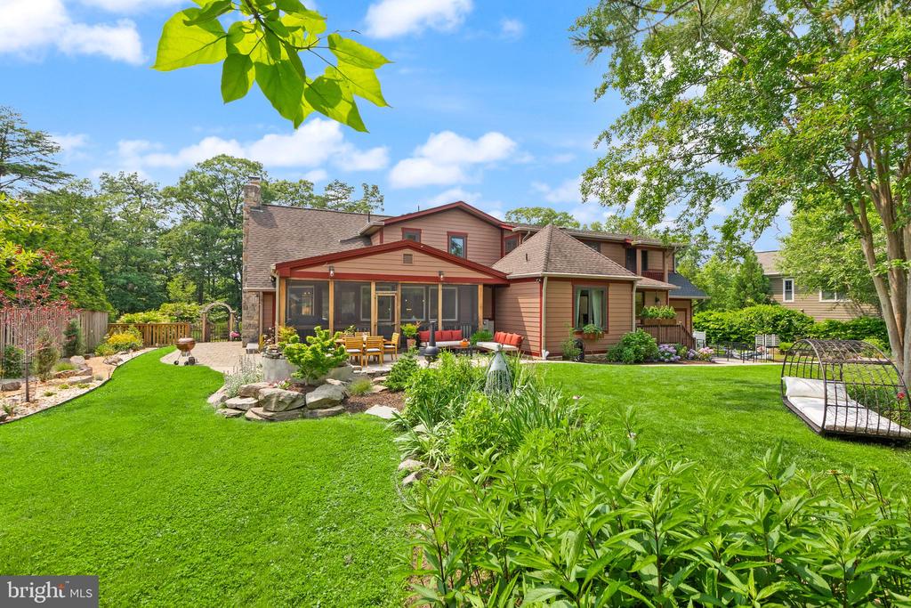 2205 Ivor Ln