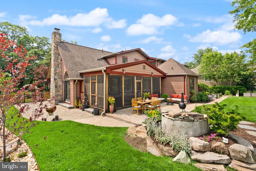 2205 Ivor Ln
