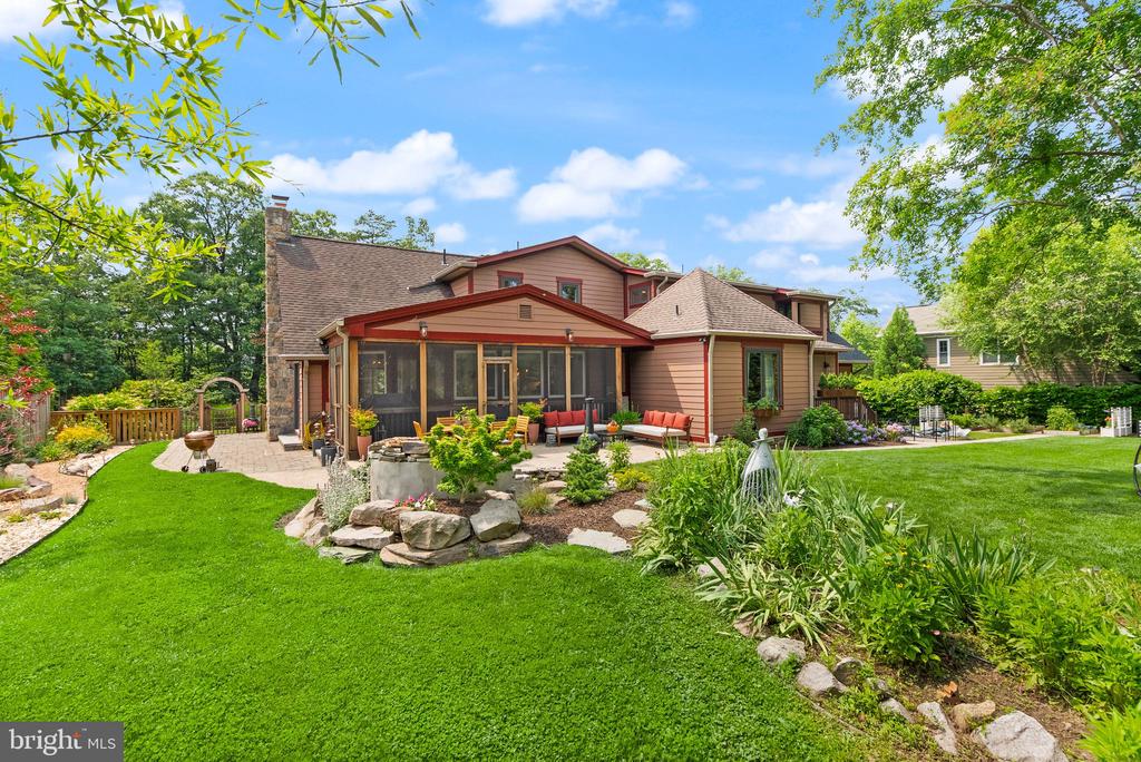 2205 Ivor Ln