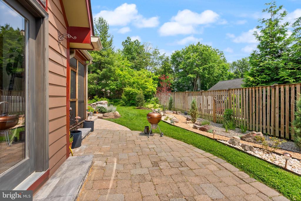 2205 Ivor Ln