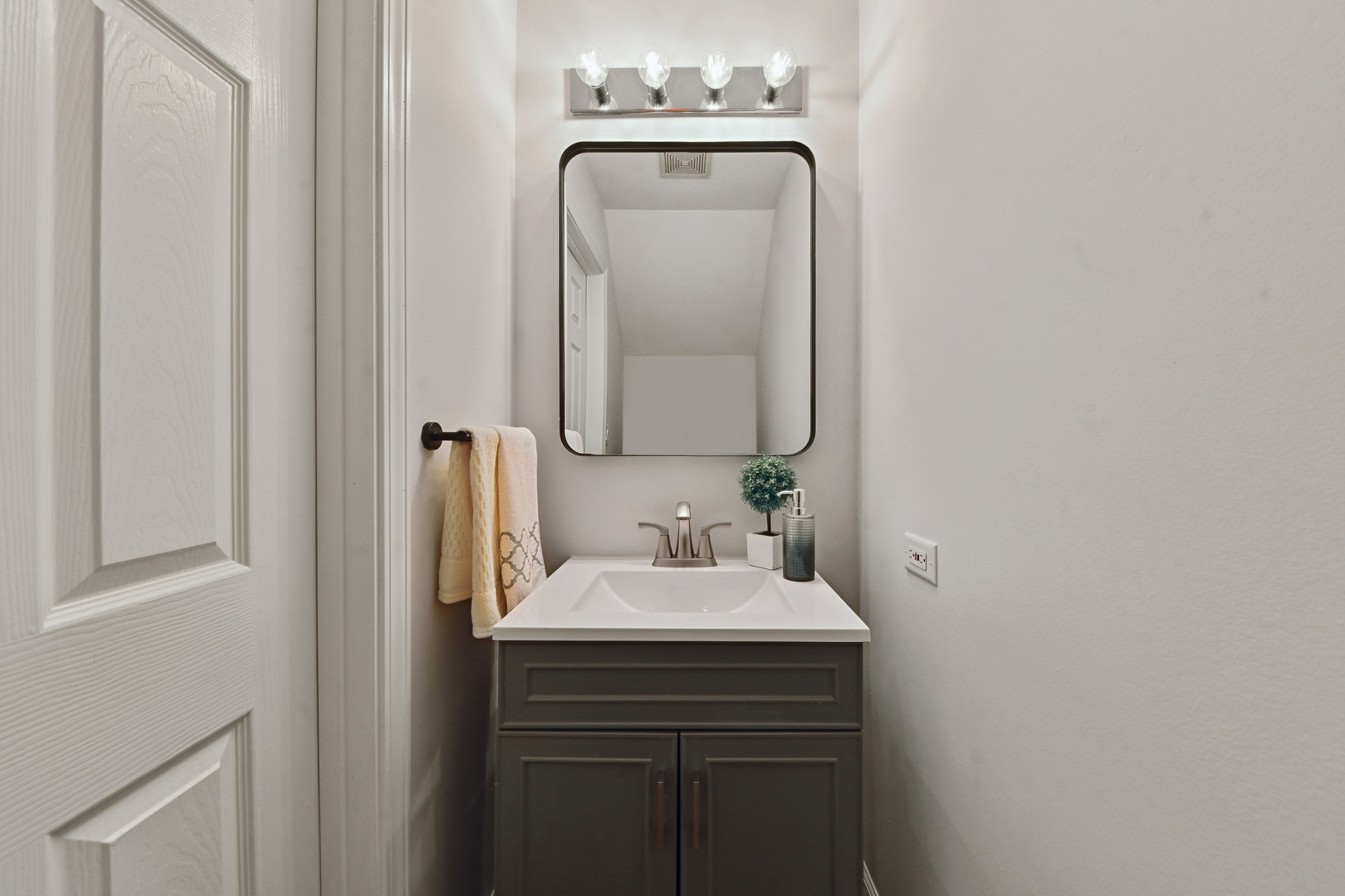 2040 N Sedgwick Street Unit: H