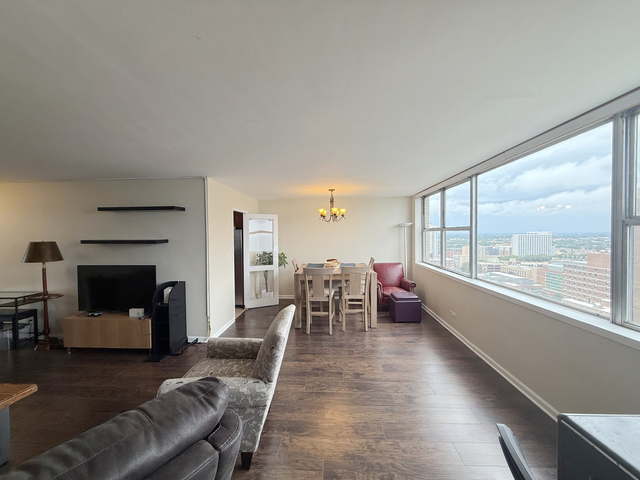 6301 N Sheridan Road Unit: 21E